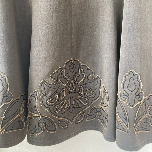CAbi Brown A-Line Fluted Midi Skirt With Floral Applique Size 6 - Picture 3 of 9